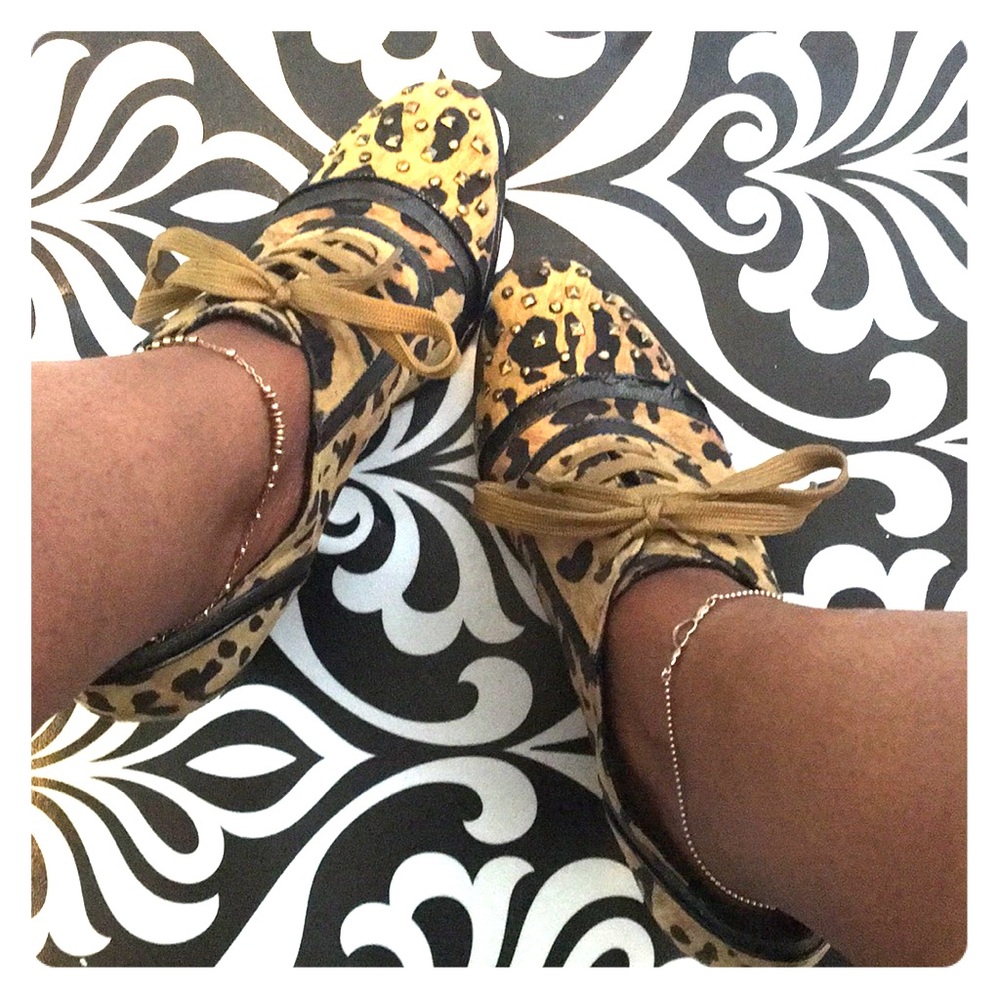 Libby Edelman Size 10 funky studded lace ups